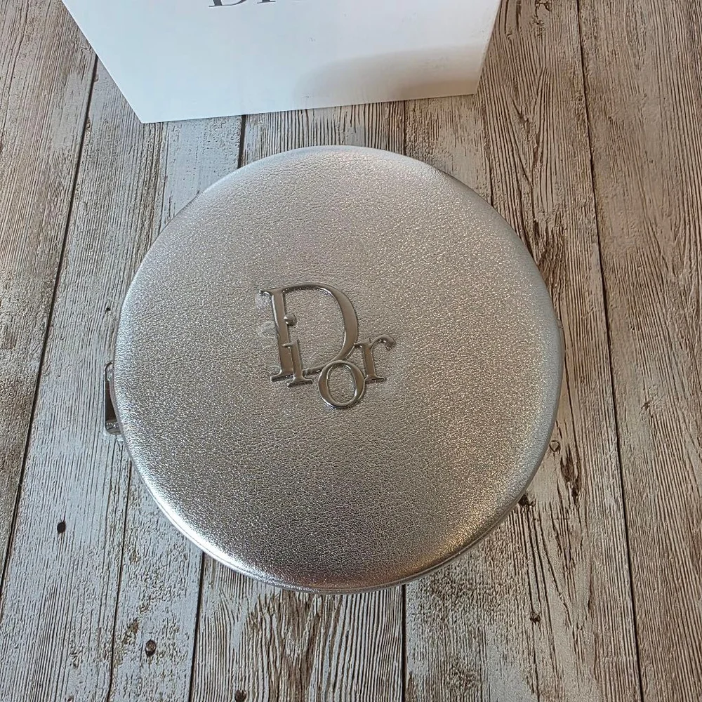 Dior Beauty Case Silver Makeup Bag - Picture 2 of 7